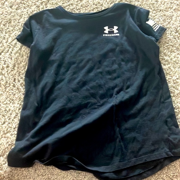 Four under armor workout tees.The sizes range between a youth M to an adult XS. - Picture 4 of 10